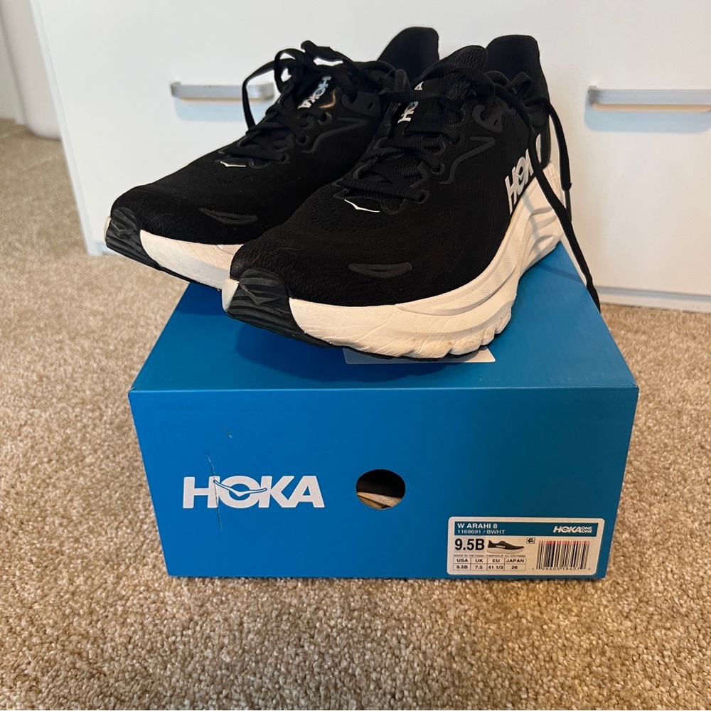 Barely worn - Hoka One Arahi 8 in Black and White - Size 9.5